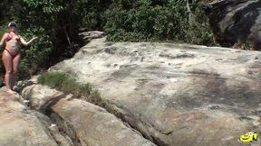 estrela porno brasileira e flagrada no mato atras do macaquinho - mirella mansur