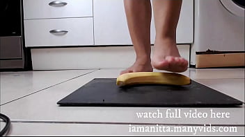 Banana'_s foot smashing