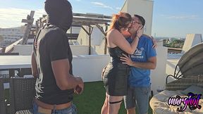 milf defoncee par une bbc , devant son mari cocu. mon mari m offre un black grosse bite pour me baiser devant ces yeux ..