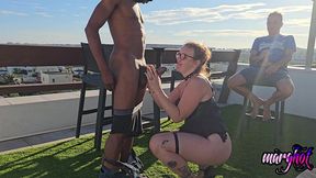 milf defoncee par une bbc , devant son mari cocu. mon mari m offre un black grosse bite pour me baiser devant ces yeux ..