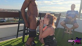 milf defoncee par une bbc , devant son mari cocu. mon mari m offre un black grosse bite pour me baiser devant ces yeux ..