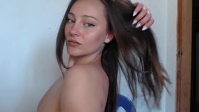 Deutsches Babe mit dicken Titten neckt vor der Webcam