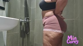 Candid Camera Peeking at a hot BBW wife while she's taking a shower.