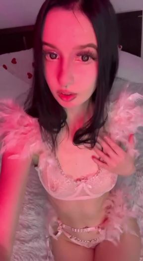 Teen onlyfan shows off her ass and tits