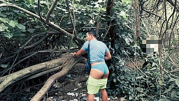 SEXO AO VIVO E DE GRAÇAS PROS OS TIOS NO MATO. O MALOKA DOTADO COMEU MEU CU NO MATO COM 4 TIOS ASSISTINDO E SE MASTURBANDO.