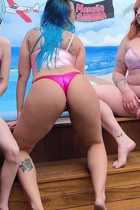 3 Girlfriends Masturbating in the Pool