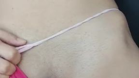 Me desnudo y masturbo enfrente de un taxista desconocido para pagarle.