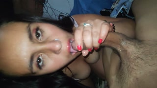 Mujer de tetas grande me da buena mamada