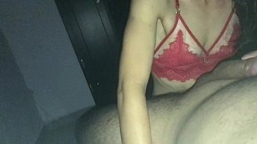 Moreno latino Andy Z 94 se folla el coño de la nueva puta Amateur Nora Milf en lenceria roja y montando polla recibe una carga de semen adentro - POV