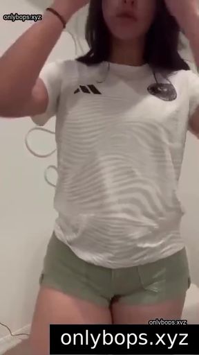 OnlyFans celeb teen exposes her body