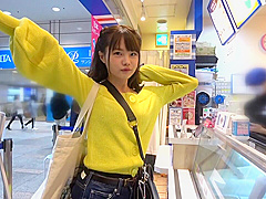 裏筋舐めながら上目遣いでチンポを咥えるスレンダー美少女