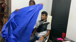 NO TENGO DINERO PARA PAGARLE AL PELUQUERO ASI QUE LE DOY MI COÑO