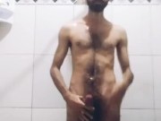 Veja o garoto gozando no banho