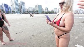 eu, bem puta, mostrando a buceta e a bunda na praia, com minha amiga dai belan