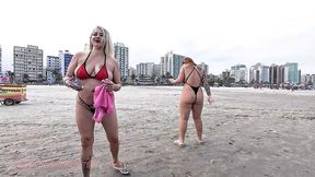 eu, bem puta, mostrando a buceta e a bunda na praia, com minha amiga dai belan