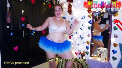 Luna Melek sways with plush curves in a sultry solo webcam dance