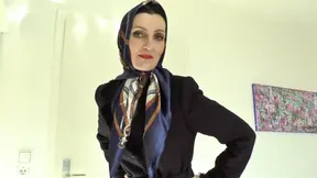 Elegant Lady Victoria Valente in Satin Scarf