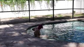 Intimate poolside blowjob with peders
