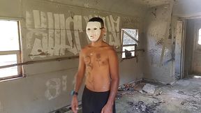 no dia de halloween encontrei um mascarado no vagao do trem e levei um susto e acabei se pegando com ele