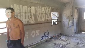 no dia de halloween encontrei um mascarado no vagao do trem e levei um susto e acabei se pegando com ele