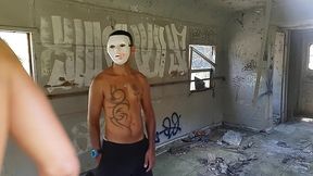 no dia de halloween encontrei um mascarado no vagao do trem e levei um susto e acabei se pegando com ele