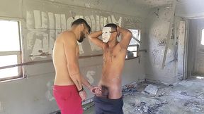 no dia de halloween encontrei um mascarado no vagao do trem e levei um susto e acabei se pegando com ele