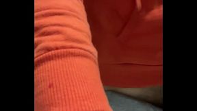 Passivo servindo a v&aacute_rios machos de joelhos no vesti&aacute_rio da obra da nova impreiteira.