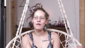 ”Ersties - Die 24-jährige Ines steht auf Fetischspiele und masturbiert ausgiebig”