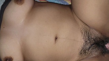 Follandome a mi hermanastra por apuesta de partido de futbol!! Me paga con su coño peludo y mojado!!