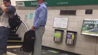 Terribles bultos de argentos en el subte