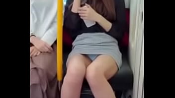 電車の向かいに座る女性がパンツを見せてきます