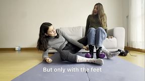 Jugamos a las cosquillas y luego tenemos una lucha libre de pies