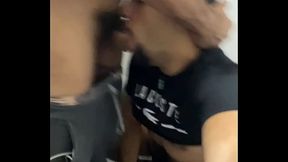 Chupou a pica do mecanico dotado no banheiro da Oficina