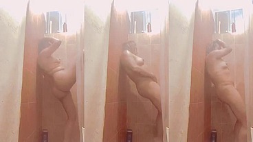 Me toco en el baño hasta venirme muy rico