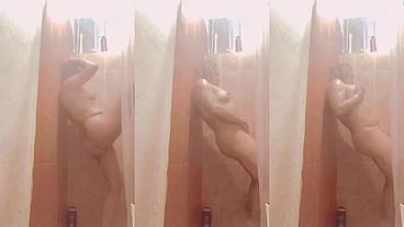 Me toco en el baño hasta venirme muy rico