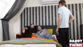 Muie, fără șa, lingere, puloi, pulă tare – film hardcore fetish cu tatuatii Desmond Cooper, Ivan Gula și Martin Dajnar, care primesc fută anală