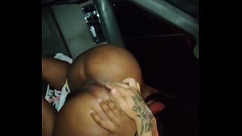no aguante a llevarla a que su madre y la desnude en el carro