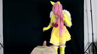 La cosplayer di Fluttershy di My Little Pony si fa riempire di sperma in POV