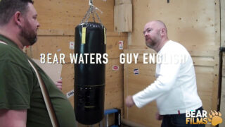 Baculatý chlupatý medvěd Adam Snow s piercingem si dává nedbalý orální sex, než si nechává zprznit svůj tlustý zadek v intenzivním fetišistickém souloží z pohledu prvního pohledu