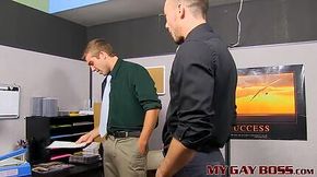 Employee Austin Ried seduced by his gay boss Kirk Cummings