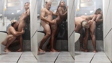 Estava com visita em casa e resolvemos transar no chuveiro