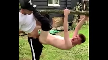 Dando para dotado,pendurado na &aacute_rvore