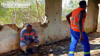 Zwarte gespierde mannen in uniformen geven ruige, ongeremde seks in de buitenlucht aan homoseksuele sletten, inclusief orale seks en ejaculatie.