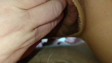 Nylonjunge fingert meine behaarte Fotze