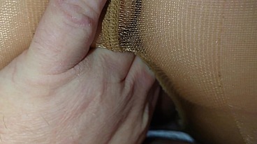 Nylonjunge fingert meine behaarte Fotze
