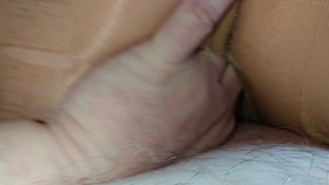 Nylonjunge fingert meine behaarte Fotze