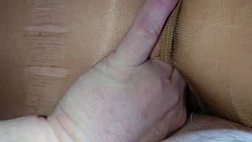 Nylonjunge fingert meine behaarte Fotze