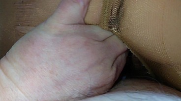 Nylonjunge fingert meine behaarte Fotze
