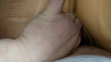 Nylonjunge fingert meine behaarte Fotze