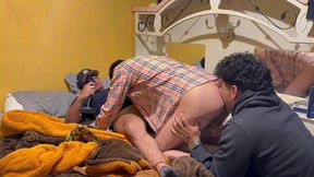 3 amigos latinos disfrutando el placer de coger a pelo. 2 de ellos disfrutan el culo de ricardo, y el como toda una hembra se dejo prenar